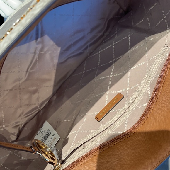 MICHAEL KORS GILLY LARGE DRAWSTRING TRAVEL SHOULDER TOTE SIGNATURE 
VANILLA 
NWT - Picture 15 of 16